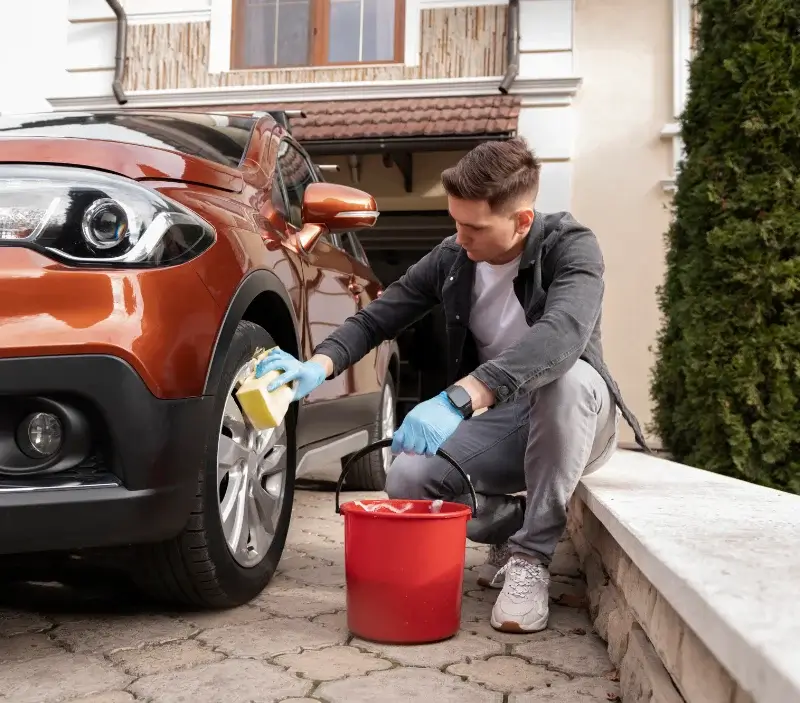 Lavage auto à domicile Montreuil-sous-Pérouse : professionnel intervenant sur un véhicule